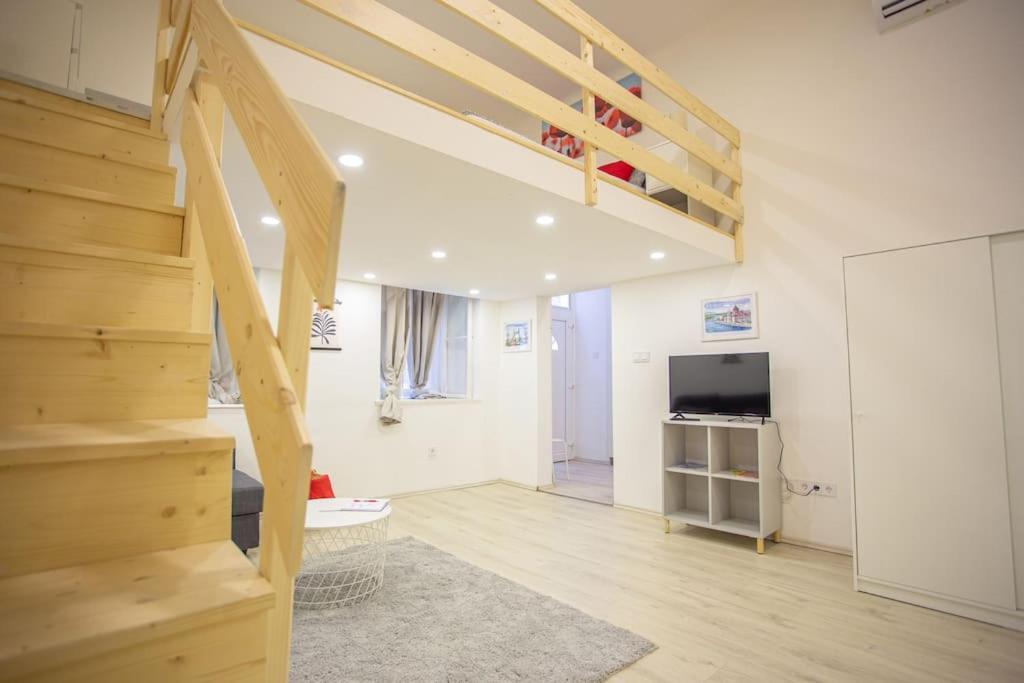 Cosy Two Bedroom Flat In Josika Street, Paprika Apartmán